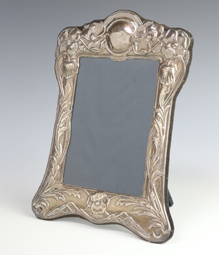 An Art Nouveau style repousse silver easel photograph frame decorated with flowers Sheffield 1988, 30cm 