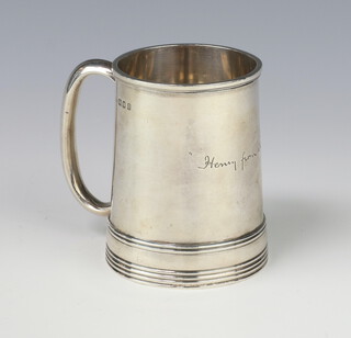 A silver mug with presentation inscription London 1919, 280 grams, 9cm 