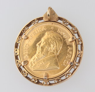 A half Krugerrand 1995 contained in a 4.3 gram 9ct mount  