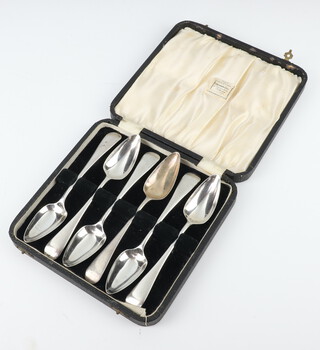 A cased set of 6 silver Art Deco grapefruit spoons London 1935, 165 grams 