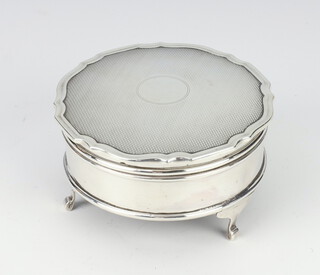 A Victorian style circular silver trinket box on scroll feet Birmingham 1957, 8cm