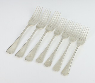 Three silver dinner forks Sheffield 1916 and 4 ditto dessert forks Sheffield 1909, 434 grams 