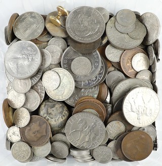 A quantity of United Kingdom commemorative crowns and coins 