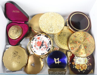 A collection of 24 vintage compacts including Stratton, Margaret Rose and others 