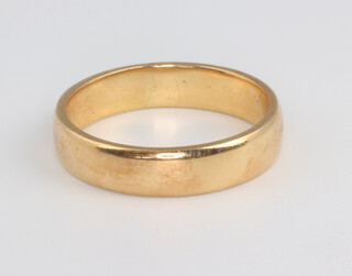 A yellow metal wedding band 4.1 grams size L 