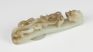 A Chinese carved hardstone belt hook 9cm 