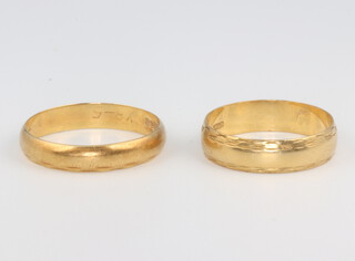 Two 18ct yellow gold wedding bands 4.7 grams, sizes L and M 1/2