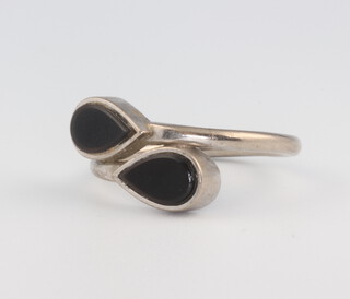 An 18ct white gold ring set with 2 pear shaped black onyx stones, 5.8 grams, size O 1/2 