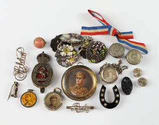 An Edwardian gilt locket and minor costume jewellery 