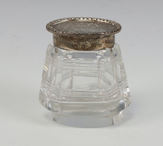 A silver cut glass mounted inkwell Birmingham 1946, 5.5cm 