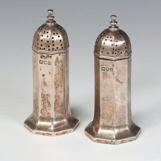 A pair of octagonal silver peppers London 1927, 79 grams 