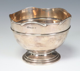 An Edwardian silver pedestal rose bowl Birmingham 1910, 12cm, 162 grams 