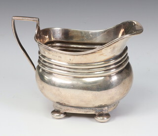 An Edwardian silver cream jug with ball feet Birmingham 1905, 87 grams 