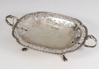 An Edwardian pierced silver 2 handled dish on pad feet Sheffield 1909, 180 grams, 21cm 