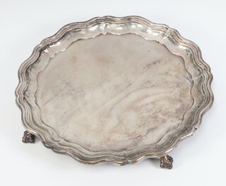 An Edwardian silver card tray with Chippendale rim on claw and ball feet Sheffield 1905, 21cm, 460 grams 