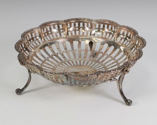 A silver pierced bon bon dish on scroll feet, Birmingham 1913, 83 grams, 13cm 