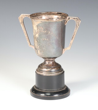 A silver 2 handled trophy cup with engraved inscription, Birmingham 1937, 162 grams, 12cm, with wooden socle