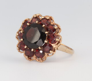 A 9ct yellow gold garnet cluster ring 5.3 grams size T 1/2 