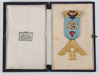 A Masonic 14ct gold and enamelled Past Masters jewel Hillingdon Lodge no.2174, boxed, 8 grams 