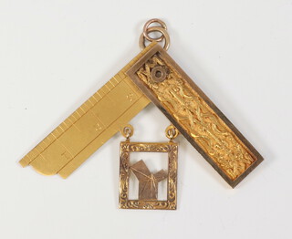 A Masonic 9ct gold Past Masters jewel, missing top section, 11 grams 