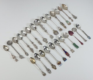 A collection of 800 standard 925 and sterling silver souvenir spoons, 334 grams 