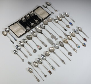 A collection of 800 standard, 925 and sterling silver souvenir spoons, 379 grams 