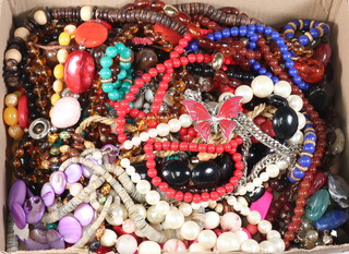 A quantity of vintage and other costume jewellery 