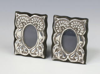 A pair of Art Nouveau style repousse silver photograph frames London 1987, 9cm 