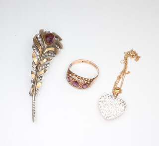 A 9ct yellow gold ruby ring, size O, a paste set feather brooch and a paste set heart shaped pendant and chain, gross weight 14.8 grams 