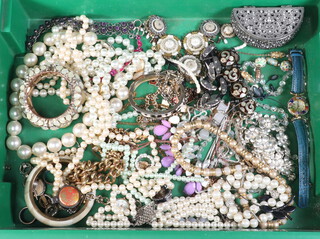 A quantity of vintage costume jewellery 