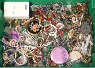 A quantity of vintage costume jewellery, compacts, coins etc 