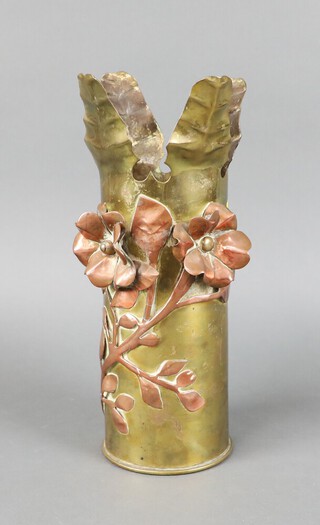 A Second World War Trench Art vase formed from a 25lb shell 