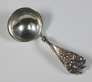 A cast silver caddy spoon with vinous handle London 1983, 25 grams 