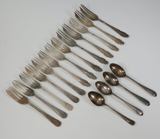 Four silver teaspoons Sheffield 1915 and 13 silver cake forks Sheffield 1944, 286 grams 