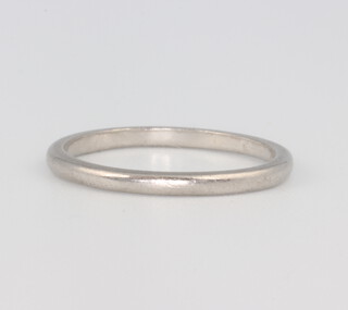 A platinum wedding band 2.6 grams, size K 1/2