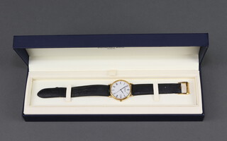 A gentleman's gold plated Raymond Weil calendar wristwatch on a leather bracelet with original box 