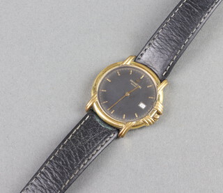 A gentleman's gilt cased Raymond Weil calendar wristwatch with leather strap 