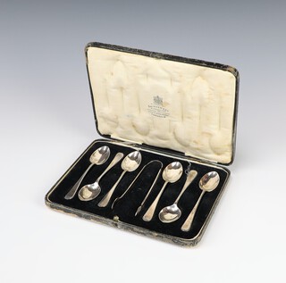 A set of 6 Art Deco silver teaspoons and tongs with bright cut decoration Sheffield 1931, cased, 110 grams 