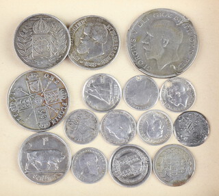 A 1933 half crown and minor coins, 55 grams 