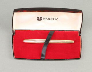 A gentleman's gilt Parker fountain pen with 18ct gold nib, boxed 