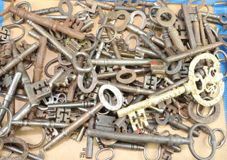 Nineteen various Georgian polished steel and later keys, together with 1 volume Eric Monk "Keys, Their History and Collection" 