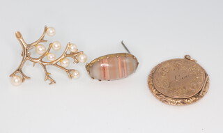 A 9ct yellow gold engraved locket, a hardstone brooch and a pearl set brooch, gross weight 12.9 grams 