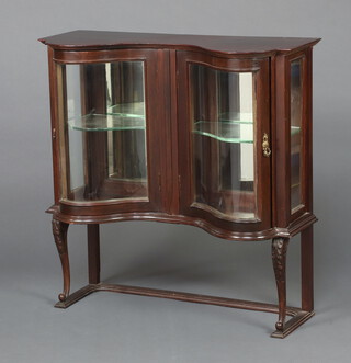 The upper section of an Edwardian mahogany cabinet with mirrored back, fitted glazed shelves enclosed by a pair of panelled doors 83cm h x 81cm w x 33cm d  