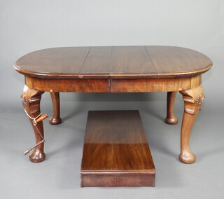 An Edwardian Queen Anne style oval extending dining table with 1 extra leaf raised on cabriole supports 71cm h x 121cm w x 151cm l x 197cm l when extended, complete with winder 