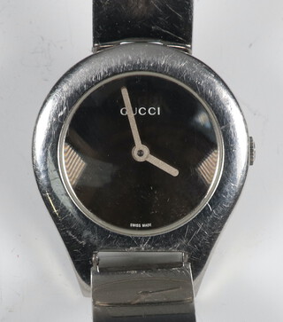 A lady's steel cased Gucci wristwatch on a buckle bracelet 