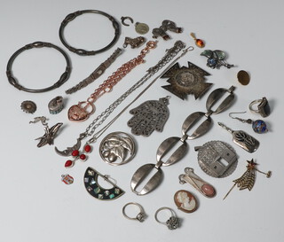 A silver gilt starburst pin and minor costume jewellery 