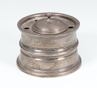 An Edwardian silver capstan inkwell London 1907, 8cm, 166 grams 