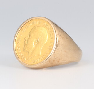 A 1914 sovereign in a 4.5 gram yellow metal ring mount, size V 