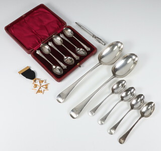 A pair of silver Old English table spoons London 1920, 4 teaspoons, 6 coffee spoons, cased, 255 grams, a propelling pencil and St Johns Ambulance jewel 