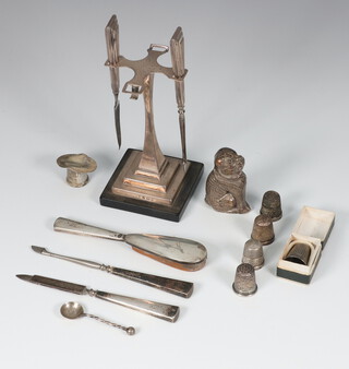 A 925 standard novelty vesta in the form of a seated dog, 5 thimbles and minor items 